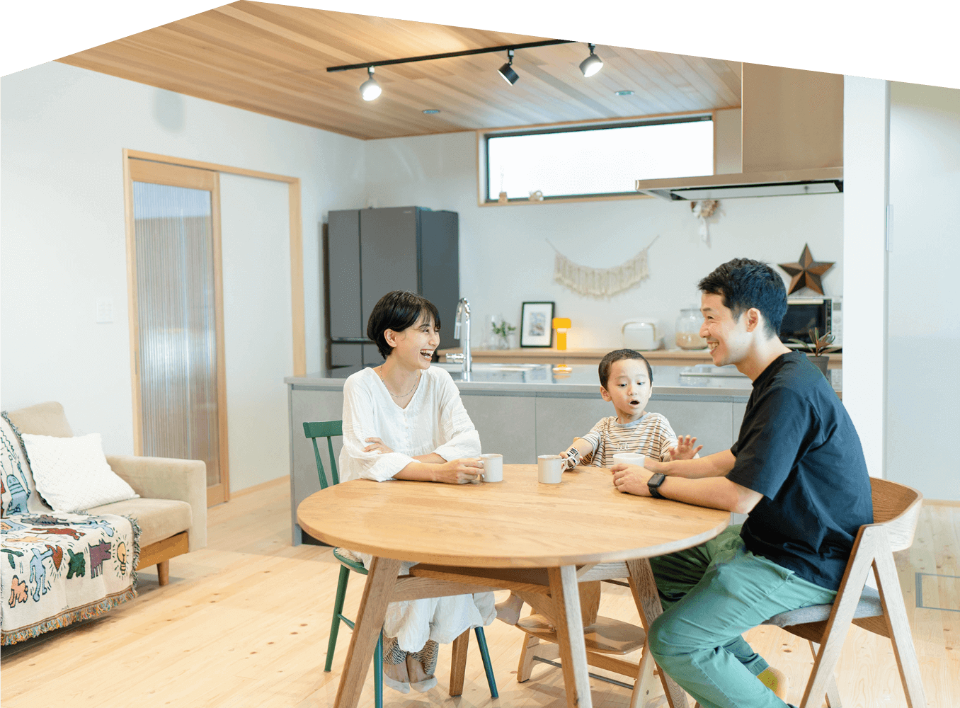 フジモクの注文住宅で豊かに暮らす家族