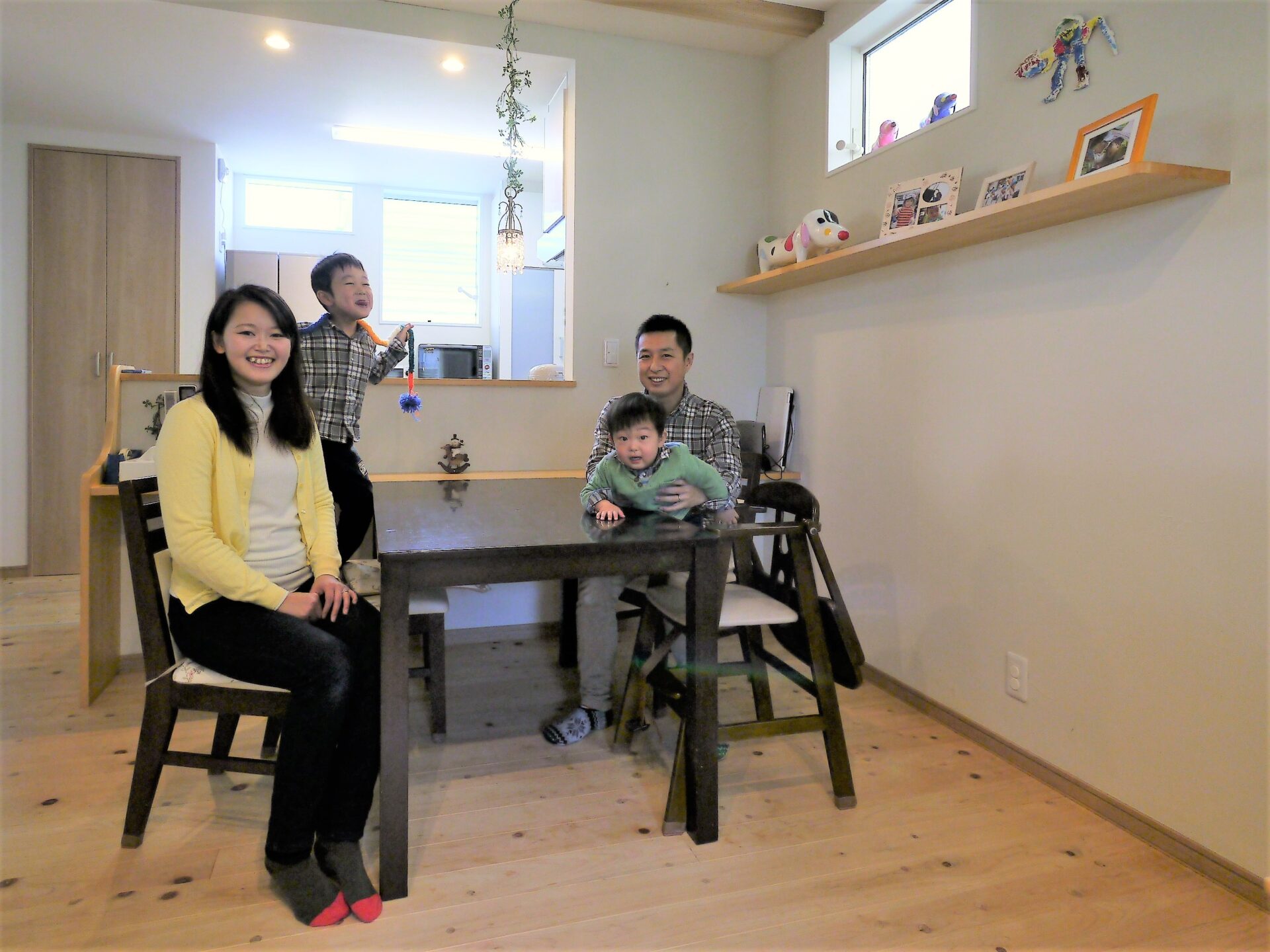 木の質感が引き立つデザインで、シンプル&大人かわいいお家