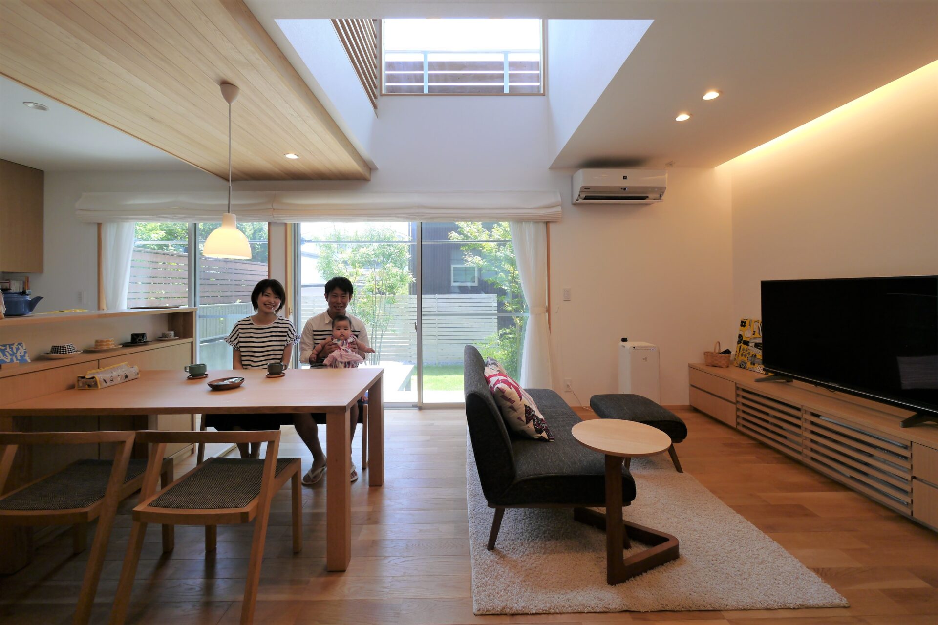 庭へつながる開放的な空間、光と風が通う家