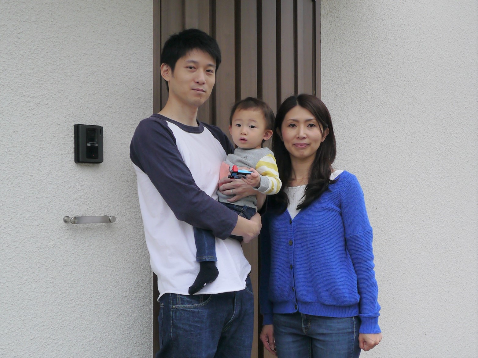 吹き抜けダイニングが伸びやかな、木の素材感を楽しむ家