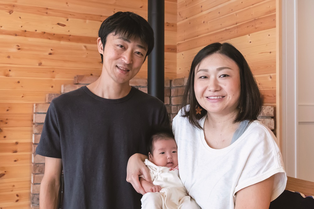 無垢の木に囲まれた山小屋ライクな平屋の住まい