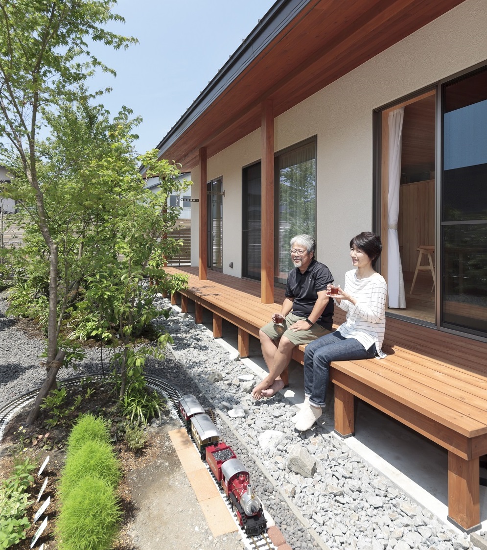 素材の表情と四季の移ろいを楽しむ暮らし