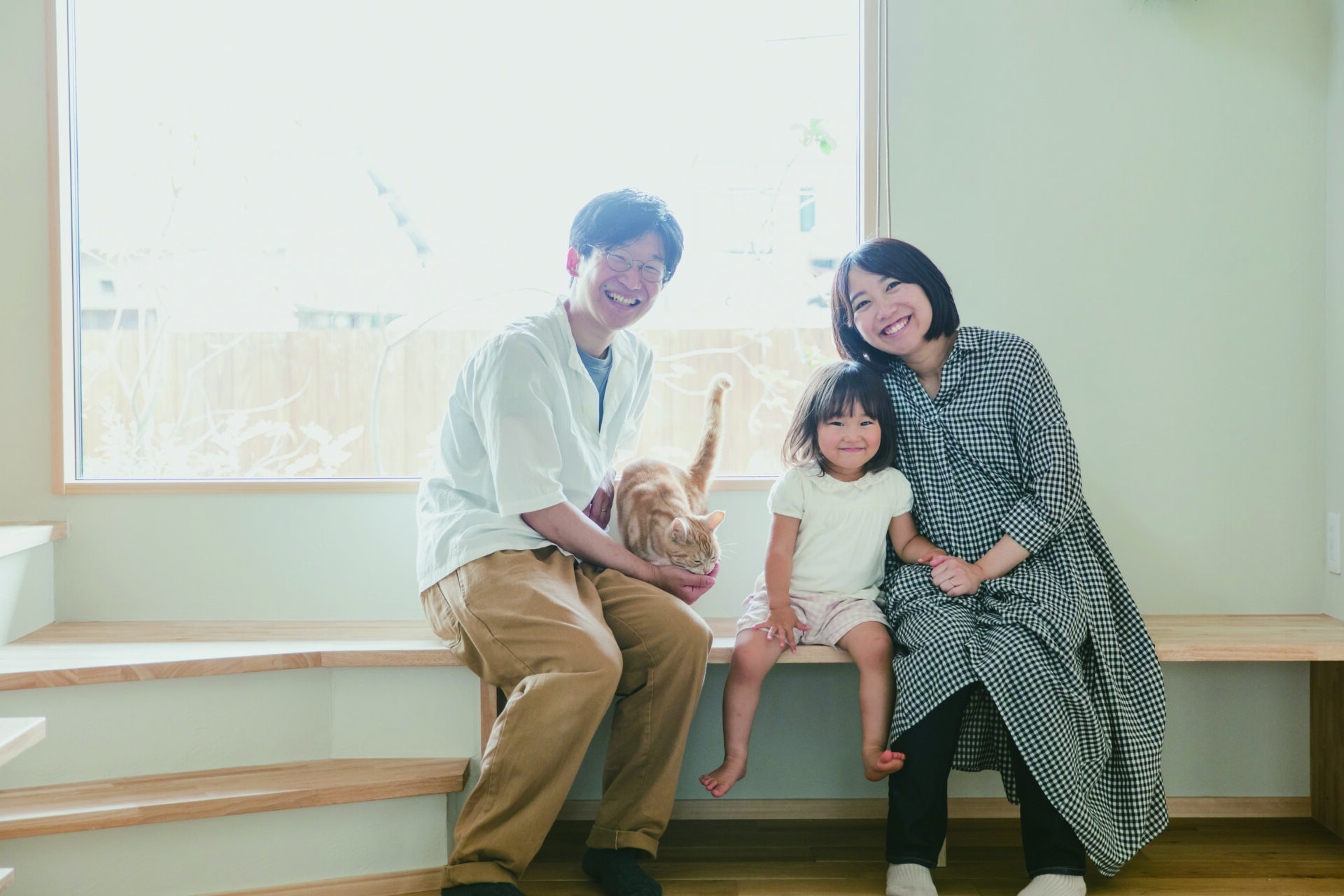 窓際ベンチの休息もうれしい、家と庭がつながる住まい