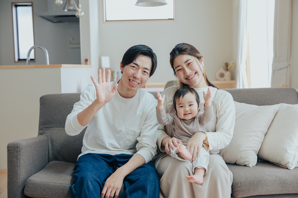 やわらかい日差しに包まれる店舗スペースのある家