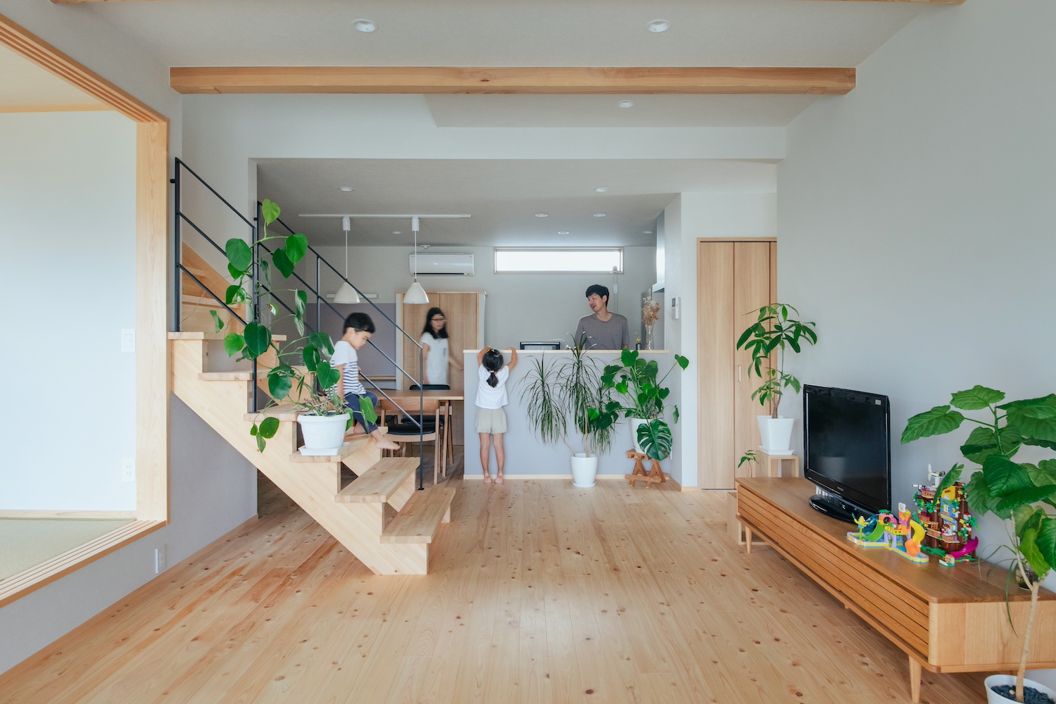 広い庭と木のさわやかさを感じるリビングのある住まい