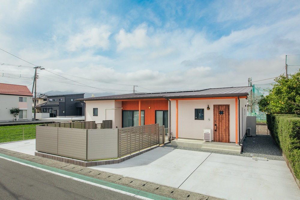 たっぷりと駐車場を確保した平屋の住まい