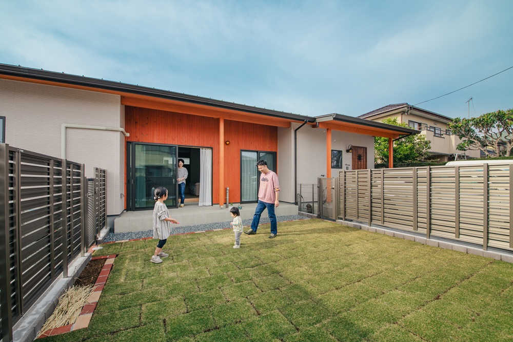 お庭には芝をはり、小さなお子様も安心して遊べます