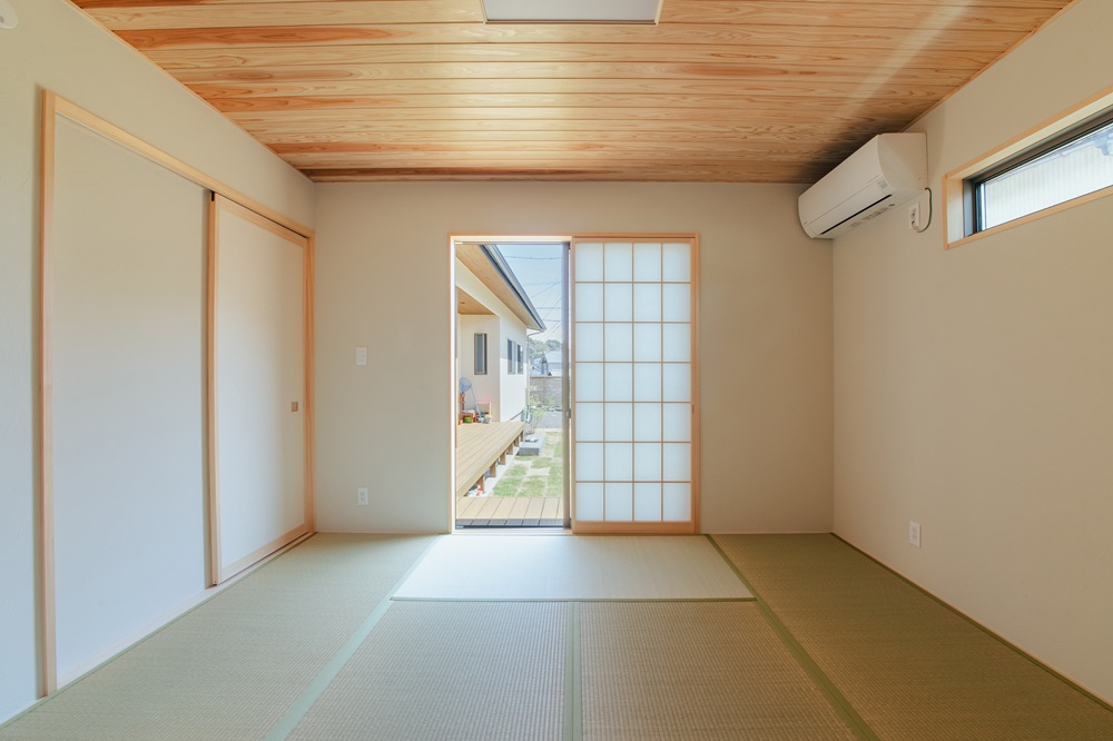 天井は杉板張りの和室、落ち着く空間