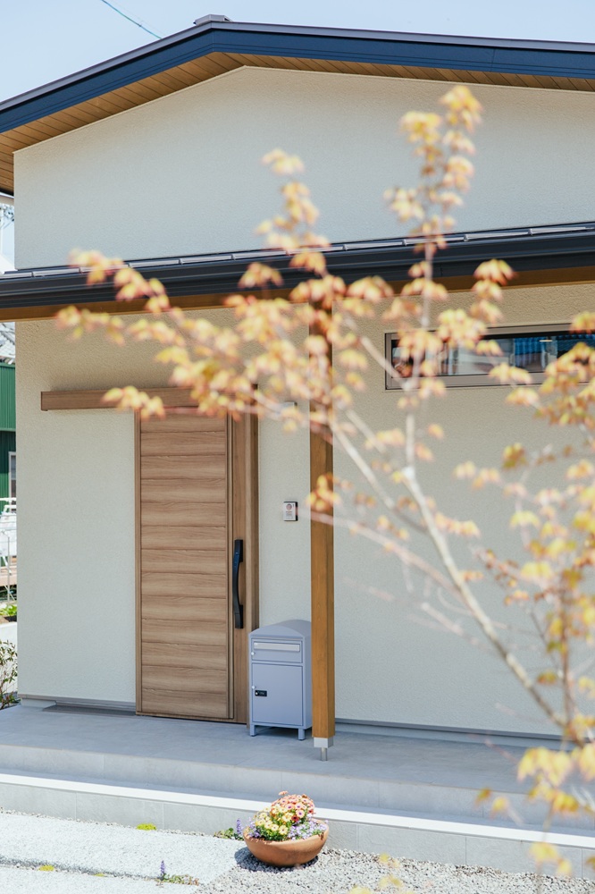 グレージュの塗り壁風外観