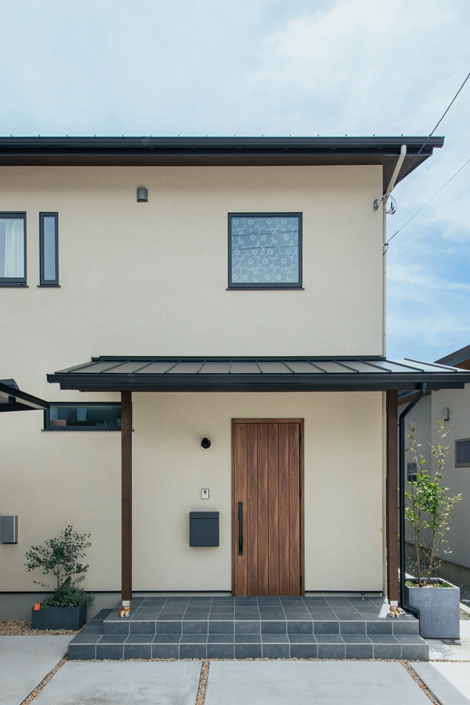 塗り壁風のナチュラルな質感を活かすために、建物の形は極力シンプルな形状に。