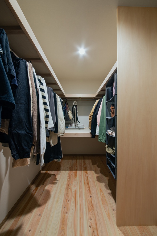 4帖のウォークインクローゼットでご夫婦のお洋服と季節モノを収納