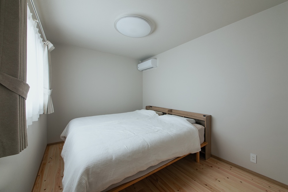 2階は節ありの富士ヒノキ無垢床を採用