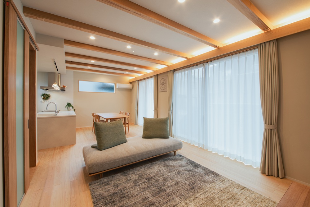 間接照明の光の中でお酒を飲むのが楽しみな空間