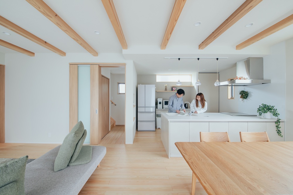 梁と無節の富士ヒノキ無垢床で美しい木のリビング