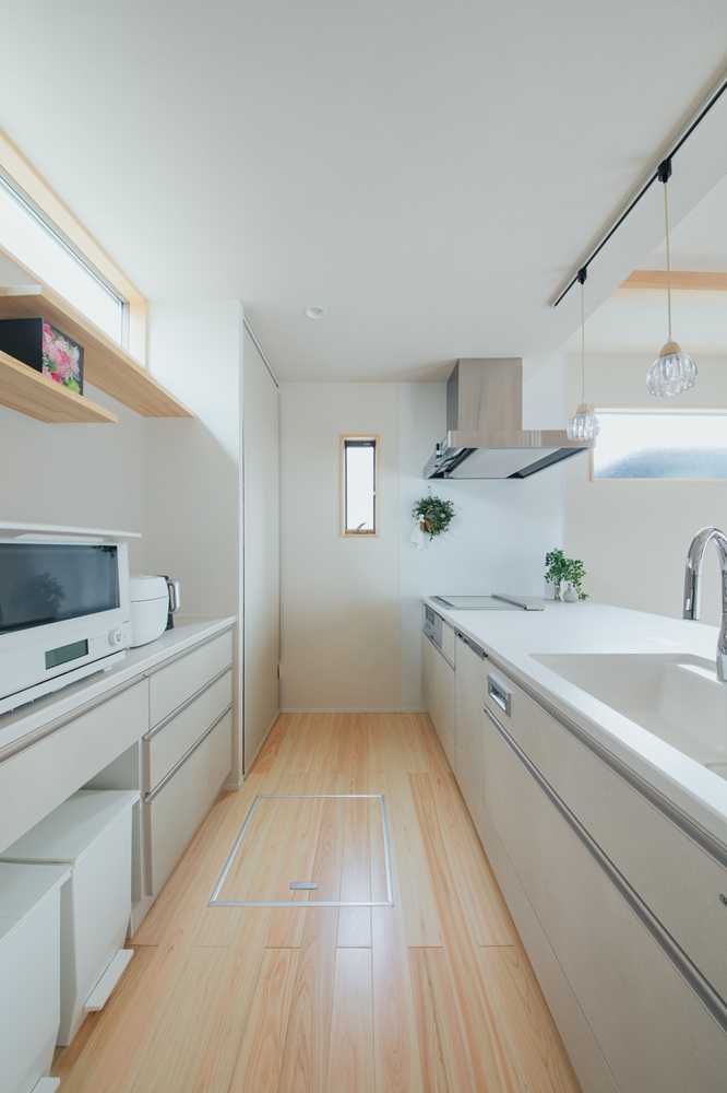 ご夫婦でたてるようにと広くとったキッチンスペース