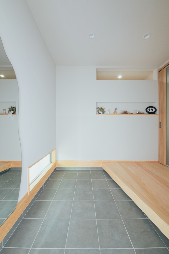 可愛いインテリアが並ぶニッチでスッキリとした玄関