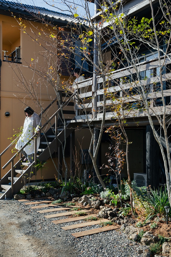 ２階のデッキからの階段は架け替えて一新