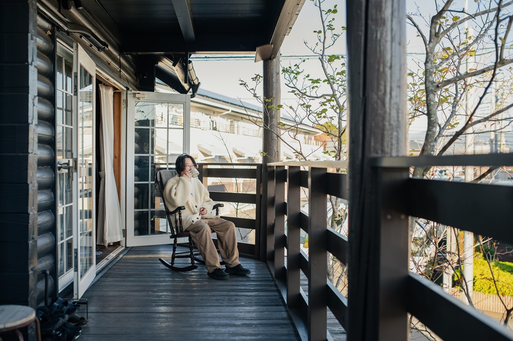 ロッキングチェアに揺られながら季節の風や香りを感じる、穏やかな時間