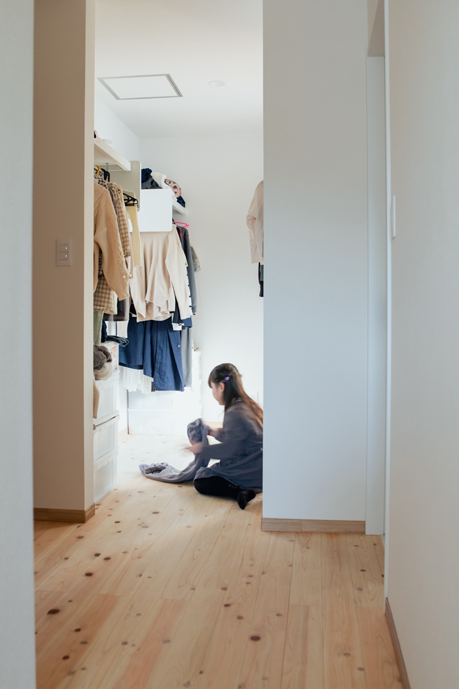 クローゼットは一人ずつ場所を決めることで、片付けの習慣が身に付きママの負担が軽減