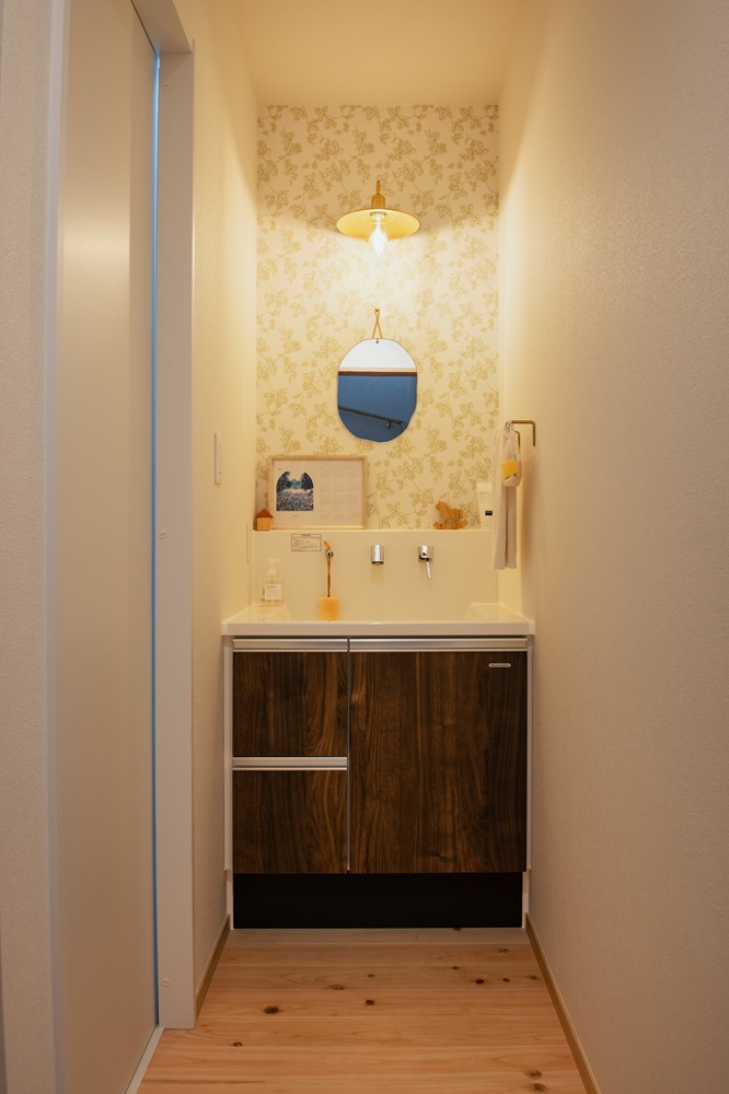 玄関横に洗面台を配置