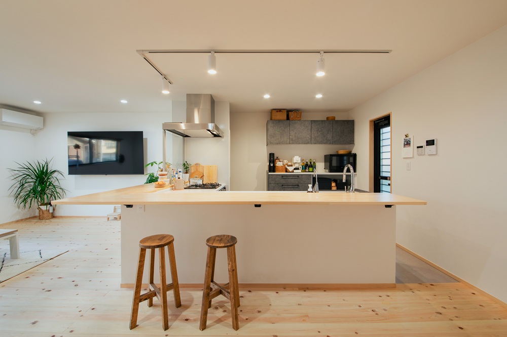 ２０帖のLDKの主役はL型キッチン