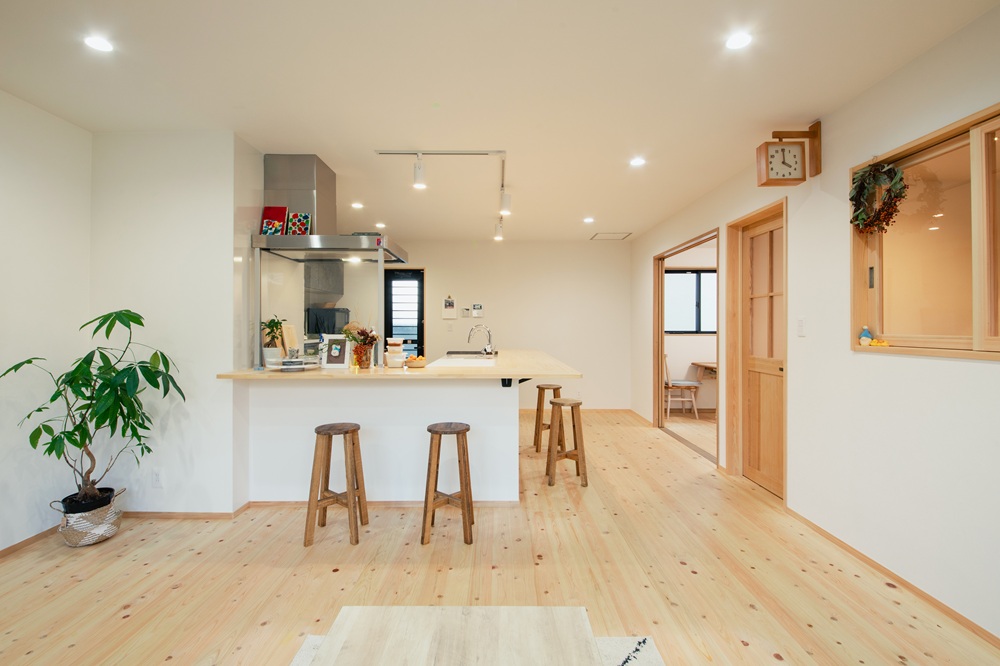 LDKから続く洋室は、ワークスペースや趣味などを行える便利部屋