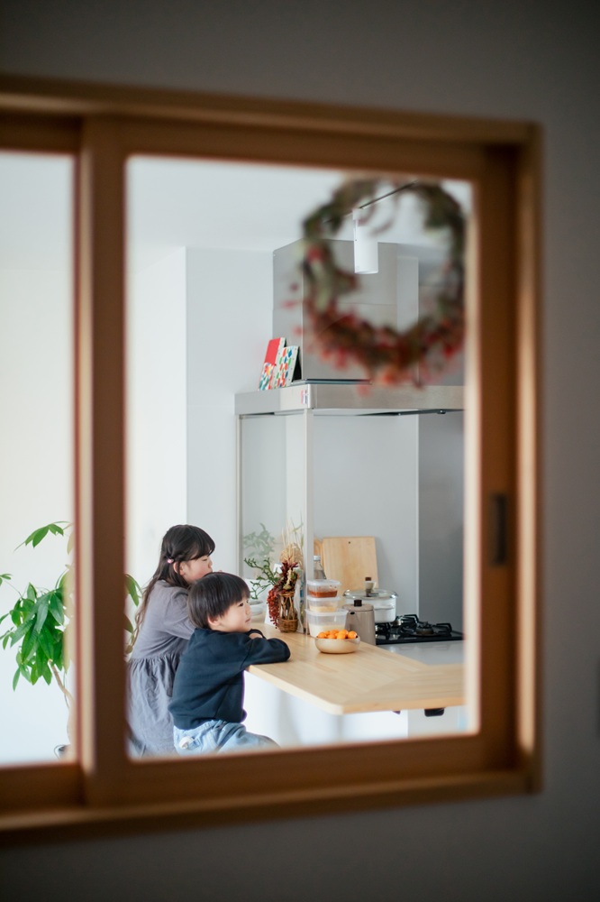 ママの手作りおやつを楽しみに待つ子どもたち