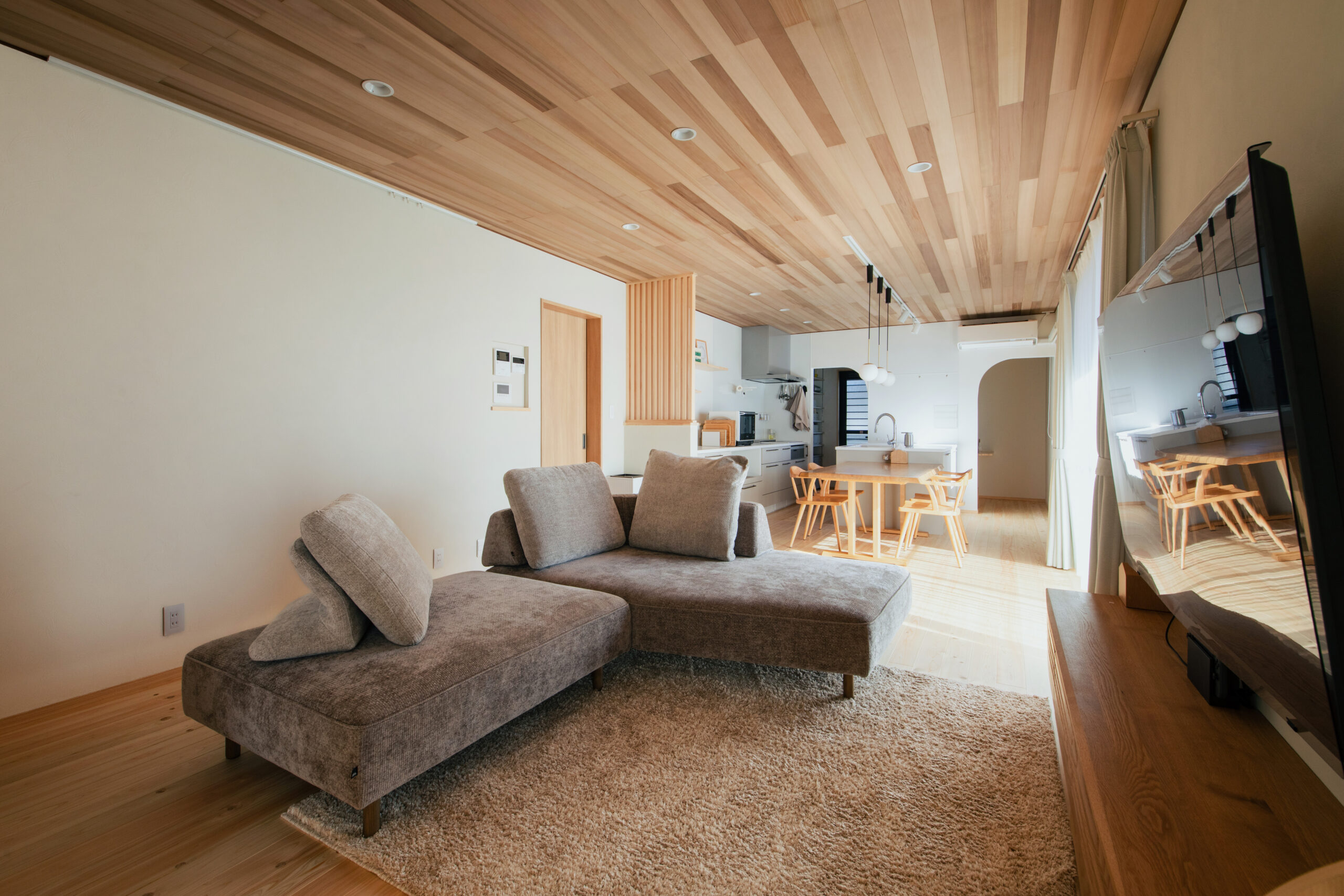 南側のお庭からたっぷりと光を取り込む、日当たりのいいLDK（LDK１８帖＋パントリー＋和室）