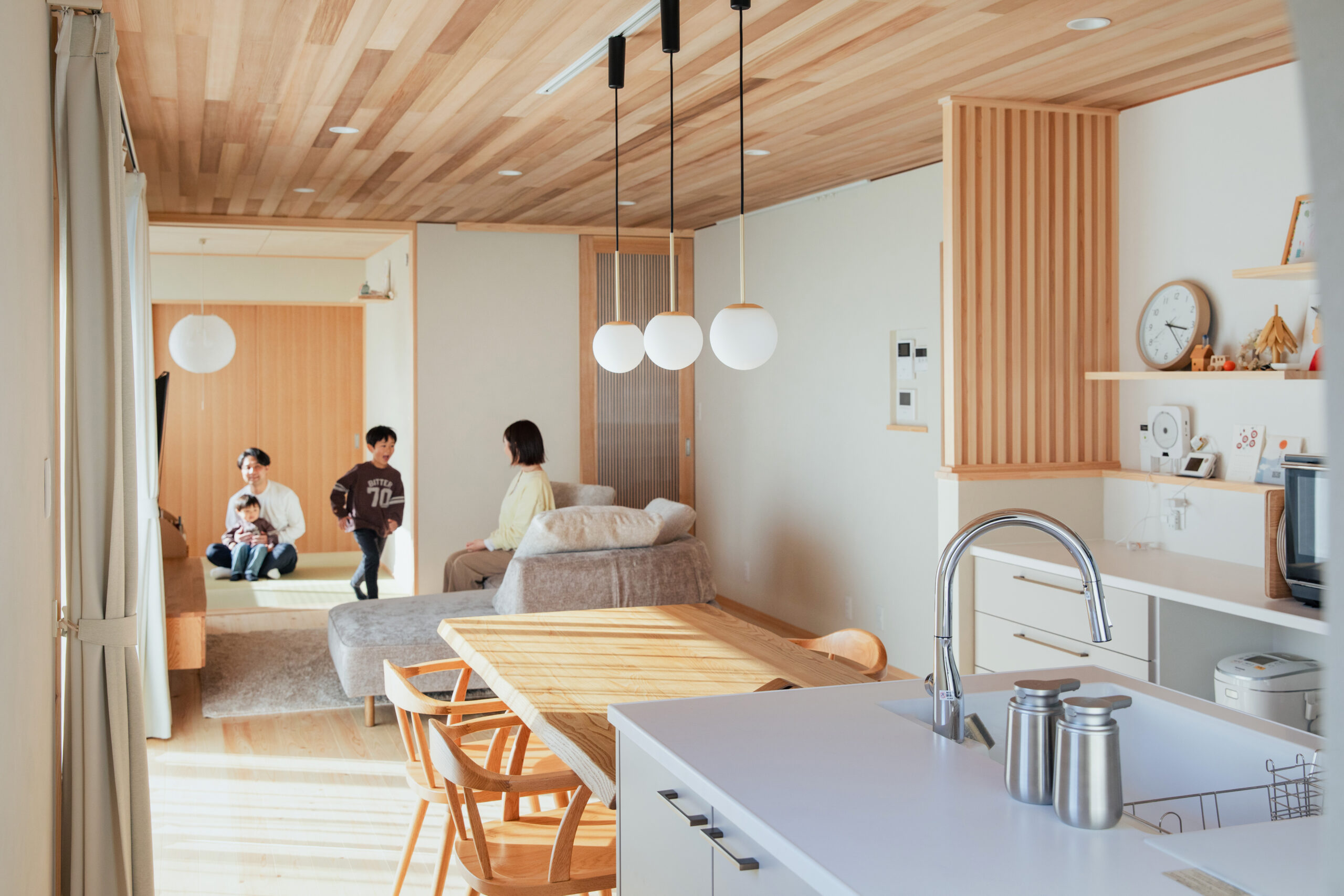 二型キッチンと奥に設けたパントリーを主役に、生活感を抑えたスッキリとしたダイニング
