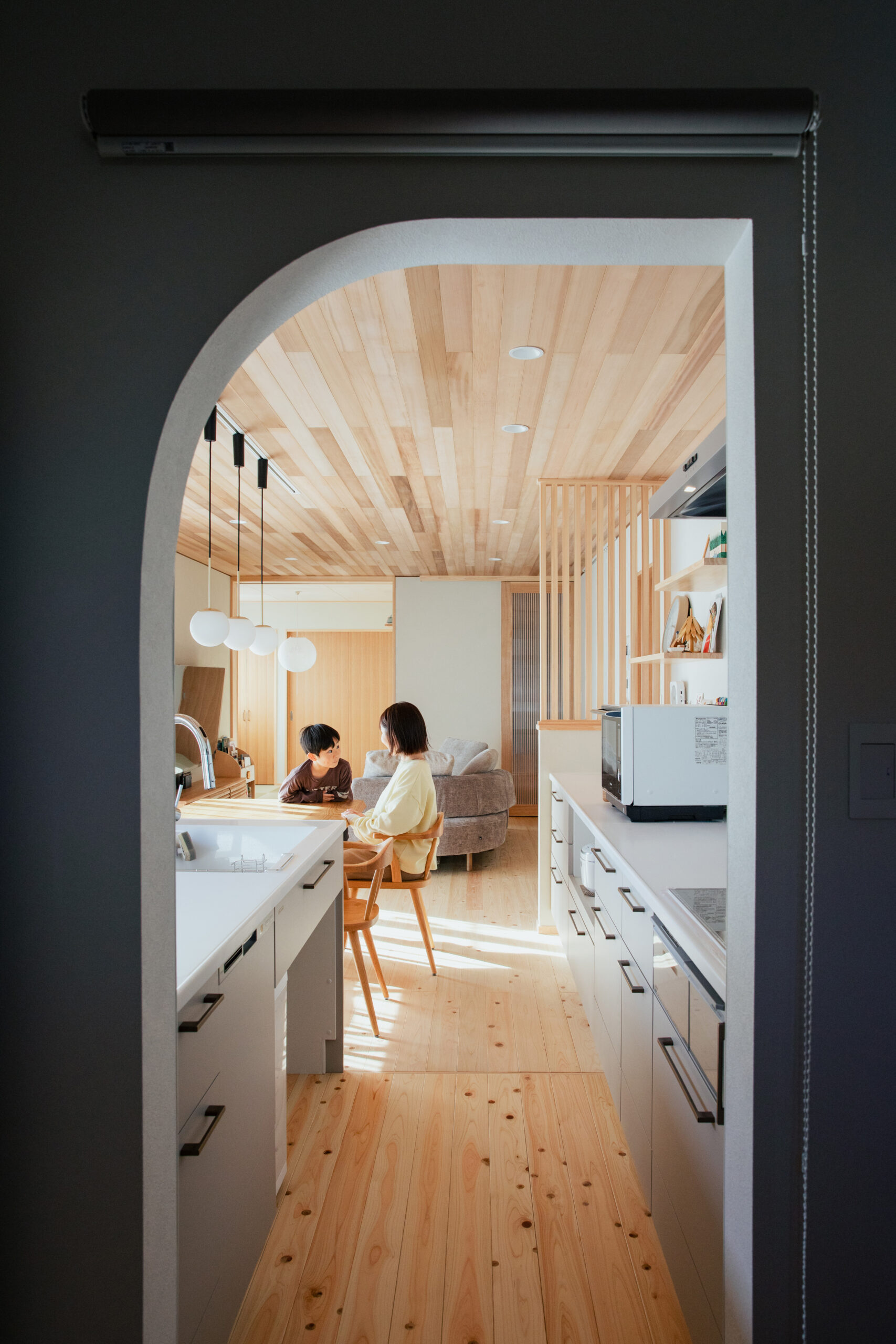 キッチンの奥には、アール型の垂れ壁がアクセントのパントリースペースを。冷蔵庫もパントリー内に隠して、生活感を隠しながらもたっぷり収納を確保