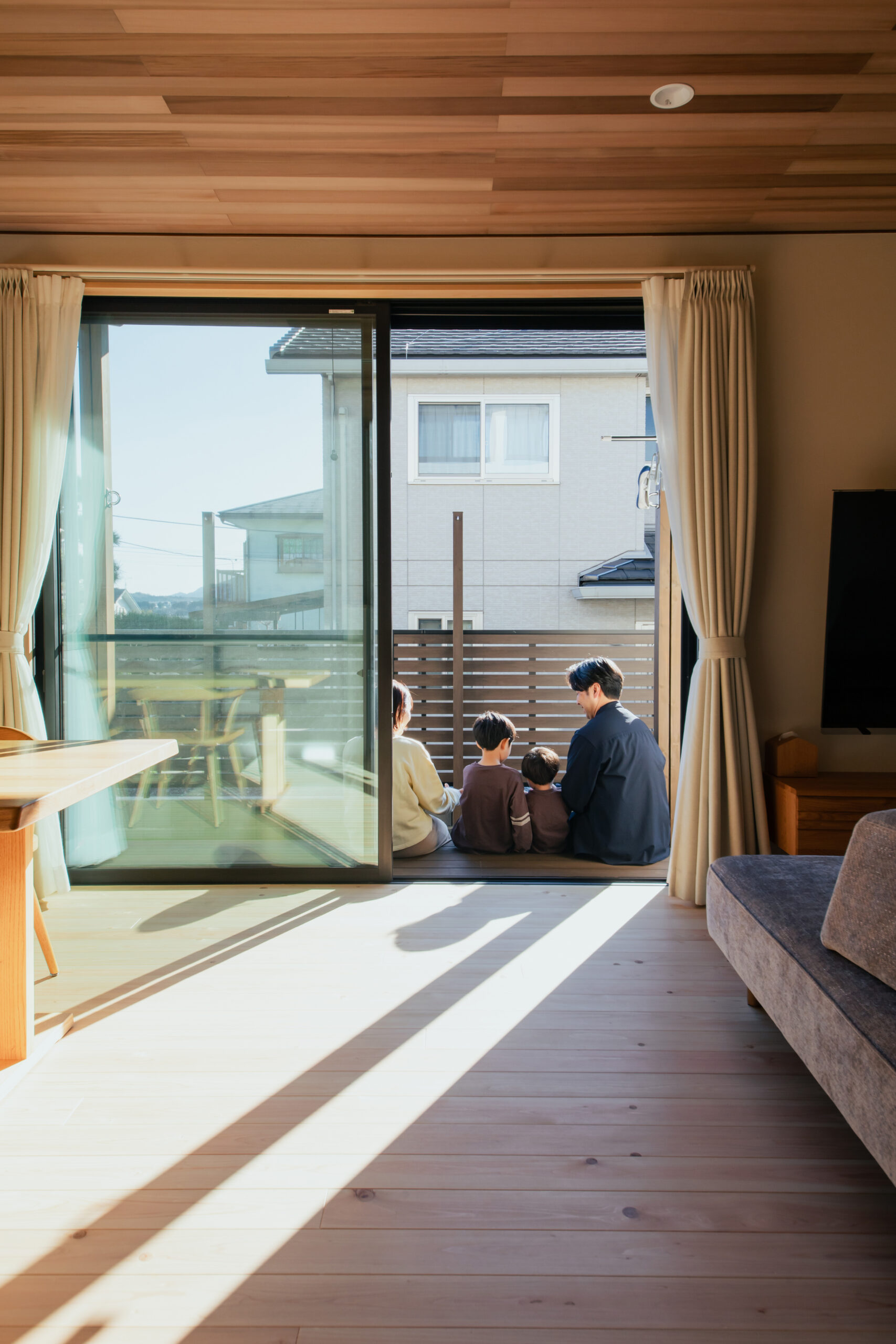 リビングから外へとつながるデッキ