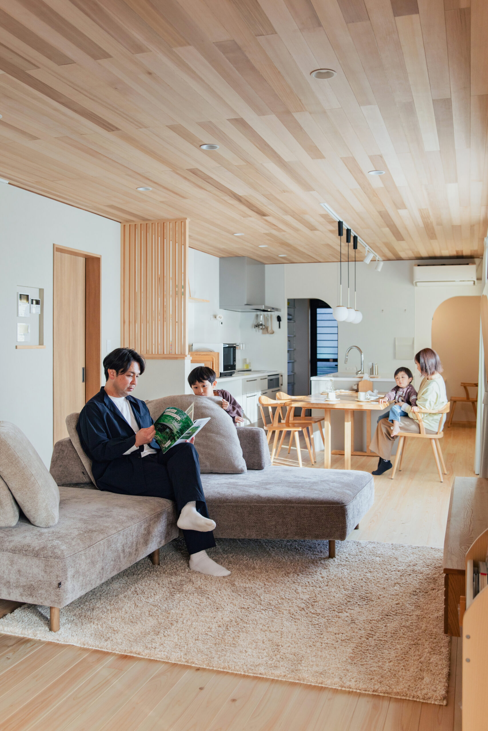 天井全体に施したレッドシダーの板張りが上質と美しさを演出するLDK