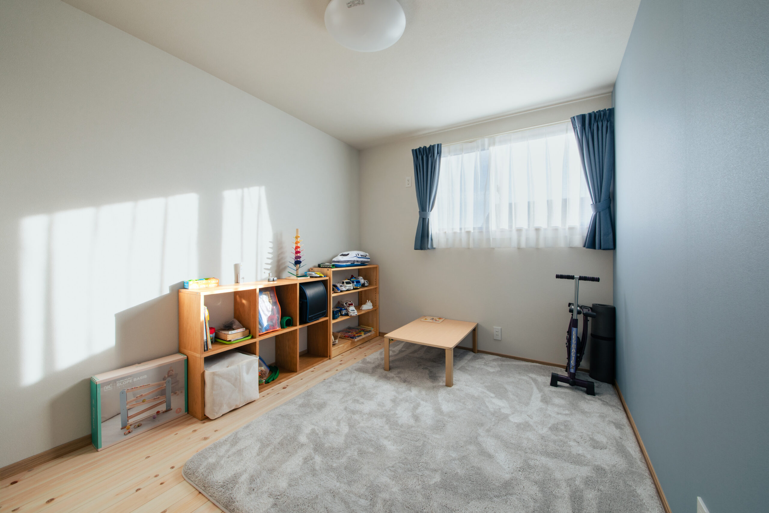 お兄ちゃんが選んだブルーグレー色を一面に