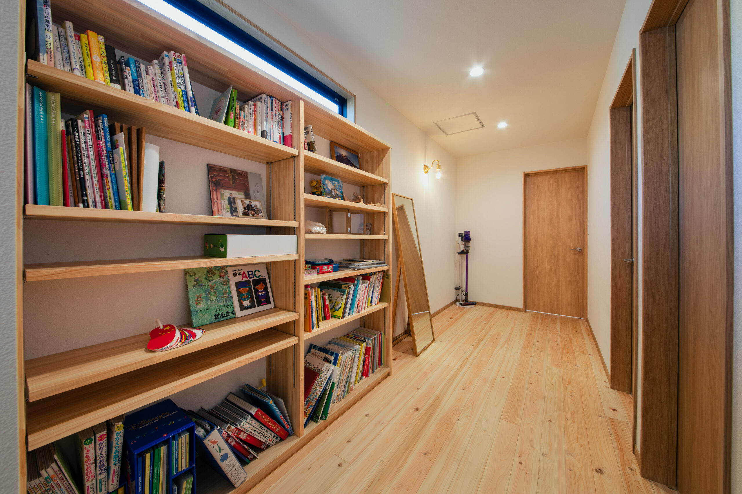 ２階の小リビング。本棚には、家族がいつでも好きな本を読めるように、各々の本を収納