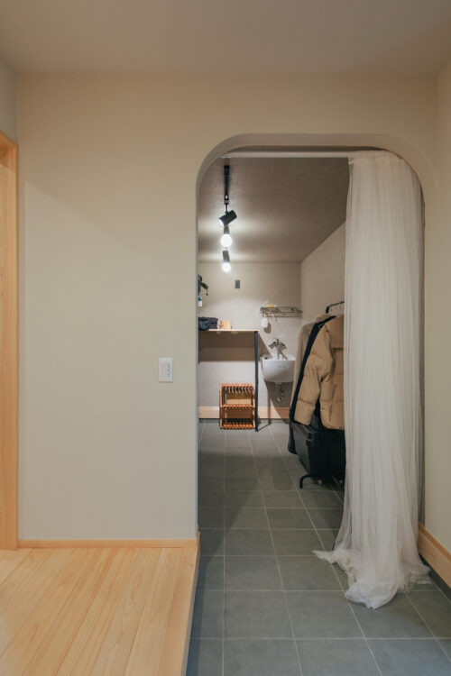 ロールスクリーンやレースカーテンを使ってつくる空間の仕切りについて