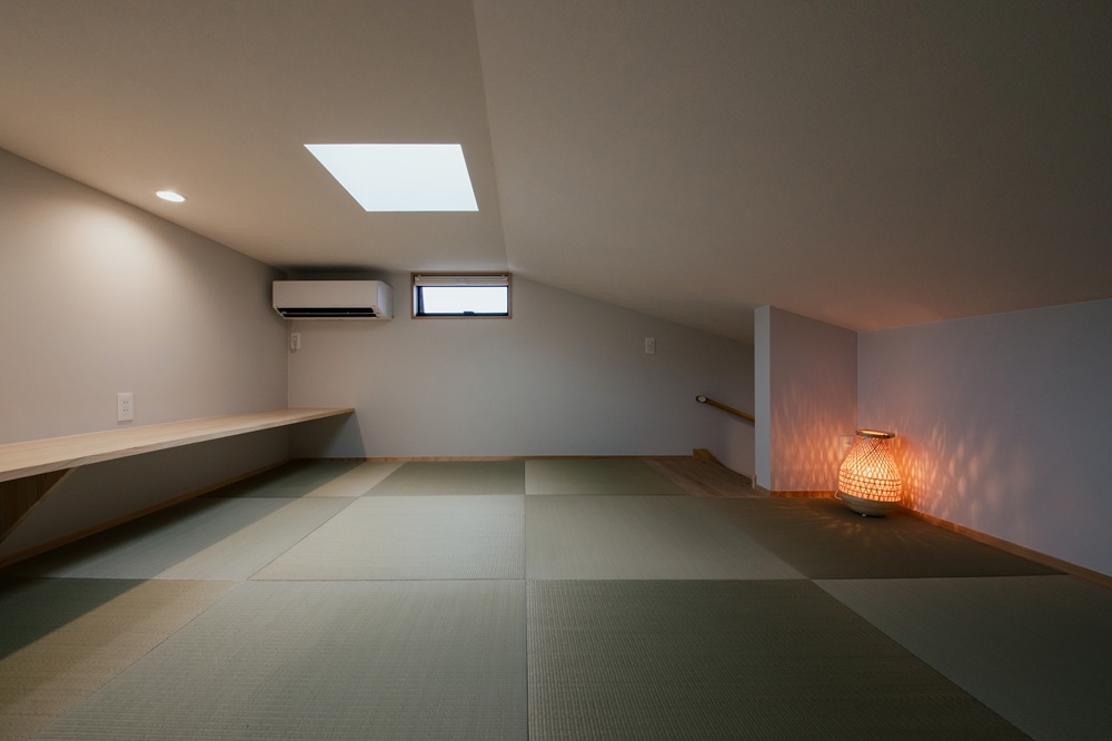 リビングから階段で上がれる小屋裏。天窓が部屋の明るさを確保